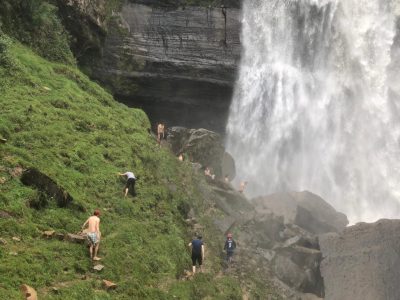 Aventureros-cerca-cascada-Sueva-400x300