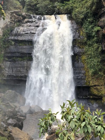 Cascada-sueva-imponente-400x533
